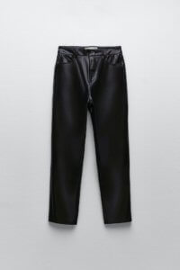 PANTALON MOM FIT EN MATIÈRE SYNTHÉTIQUE ZARA