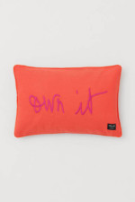 housse-de-coussin-brodee-own-it-diane-von-furstenberg