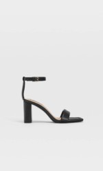 Sandales à talon noires avec brides matelassées Stradivarius