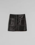Mini-jupe similicuir contrastant noire Bershka