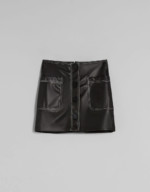 Mini-jupe similicuir contrastant noire Bershka