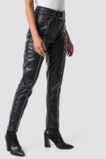 1 Pantalon simili cuir contraté noir lignes blanches NA-KD