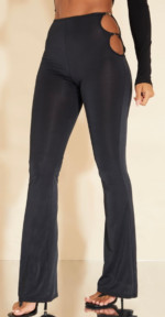 Pantalon noir à jambes évasées et détail découpes métallique PrettyLittleThings