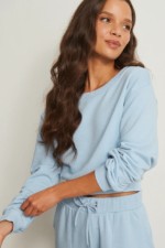 Pull court biologique bleu NA-KD